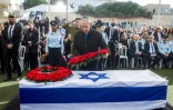 Le Premier ministre israélien Benjamin Netanyahu dépose une gerbe de fleurs sur le cercueil de Ran Gvili, lors de ses funérailles à Meitar, dans le sud d'Israël, le 28 janvier 2026
