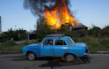 Une maison incendiée après un bombardement près de Bakhmout, le 27 juillet 2022 en Ukraine
