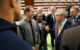 Le N.1 du CIO Thomas Bach s'entretient avec les athlètes français, dont Renaud Lavillenie à l'INSEP, le 1er octobre 2016