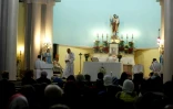 Des chrétiens iraniens assistent à la messe de minuit à l'église catholique Saint-Joseph, le 24 décembre 2016 à Téhéran
