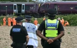 Des agents de la police des transports britannique et des enquêteurs sur le site d'une collision entre deux trains de la compagnie East Midlands Railway (EMR) survenue la veille, le 20 juin 2026 au sud de Bedford, dans le centre de l'Angleterre 