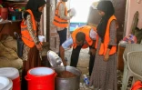 Des volontaires préparent des repas pour des déplacés à Gedaref au Soudan, le 13 mars 2024
