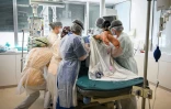 Opération délicate de retournement d'un malade du Covid en réanimation à l'hôpital André-Grégoire à Montreuil, le 1er avril 2021