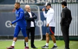 Kylian Mbappé et son entraîneur Christophe Galtier, entourés du président Nasser Al-Khelaïfi à l'entraînement du PSG au Camp des Loges à la veille du choc de C1 contre la Juventus le 5 septembre 2022 à Saint-Germain-en-Laye