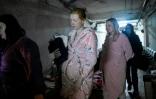 Des femmes enceintes rejoignent le sous-sol d'une maternité pendant une alerte aérienne à Mykolaïv, en Ukraine, le 14 mars 2022