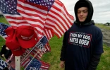 Un vendeur arbore un T-shirt "Même mon chien déteste Biden" avant un meeting de Donald Trump à Schnecksville, en Pennsylvanie, le 13 avril 2024