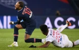 L'attaquant du Paris SG Neymar blessé par un tacle du milieu brésilien de Lyon Tiago Mendes, exclu pour ce mauvais geste, le 13 décembre 2020 au Parc des princes