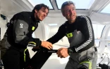 Charlie Dalin (g) et Yann Eliès (d) manoeuvrent à bord de leur monocoque Apivia, avant la Transat Jacques Vabre, le 10 octobre 2019 à Port-la-Forêt, en Bretagne