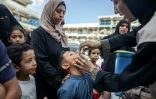 Un personnel de santé administre un vaccin anti-polio à un enfant à Khan Younès, dans le sud de la bande de Gaza, le 5 septembre 2024, sur fond de la guerre dans la bande de Gaza entre Israël et le mouvement islamiste palestinien Hamas