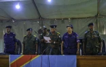 Le président du tribunal militaire de la garnison de Gombe, le major Freddy Ehume (c), lit le verdict aux accusés d'une tentative de coup d'État manqué, à la prison de Ndolo à Kinshasa, le 13 septembre 2024 en RDC