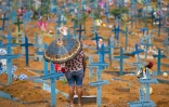 Une femme se recueille devant la tombe d'un proche décédé du Covid-19, le 9 mai 2021 au cimetière de Manaus, au Brésil