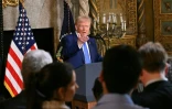 Donald Trump s'exprime devant la presse depuis sa résidence Mar-a-Lago, à Palm Beach (Floride), le 18 février 2025