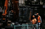 Des ouvriers font une pause sur un chantier de nivellement de chaussée à Bordeaux, le 6 juillet 2026 en Gironde, lors d'une nouvelle vague de chaleur en France