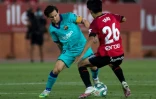 Le capitaine du FC Barcelone, l'Argentin Lionel Messi, face au milieu de terrain japonais de Majorque Takefusa Kubo. Le club catalan a réussi son retour en Championnat d'Espagne en s'imposant 4-0 à Palma le 13 juin 2020 et Messi a inscrit le dernier but de son équipe.