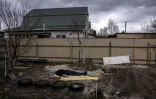 Le corps d'un civil exhumé de son jardin, dans le village de Gostomel, dans la région de Kiev, le 12 avril 2022