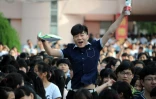 Des lycéens viennent de passer le Gaokao, à Bozhou, dans la province de Anhui, dans l'est de la Chine