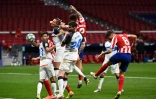 Le milieu de l'Atlético de Madrid, Saul Niguez (d), marque de la tête lors du match de Liga face à Alavés, à Madrid, le 27 juin 2020