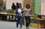 Des Tunisiennes déambulent sur un marché de Cité Ettadhamen, un quartier populaire de la banlieue de Tunis, le 30 avril 2018