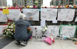 Des messages et des fleurs à la mémoire des victimes d'une attaque au camion-bélier, le 24 avril 2018 à Toronto, au Canada