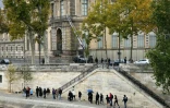 La police devant le monte-charge utilisé au musée du Louvre pour voler les joyaux de la Couronne, à Paris le 19 octobre 2025