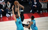 L'arrière français de Charlotte Nicolas Batum monte au contre face à Giannis Antetokounmpo des Bucks en match de saison régulière NBA, le 24 janvier 2020 à Paris
