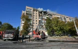 Des pompiers en opération sur le site d'un bâtiment touché par un drone russe à Kharviv, Ukraine, le 12 octobre 2026
