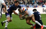 Le centre Gaël Fickou (c) plaqué par les Ecossais Peter Horne (g) et Blair Kinghorn (d) lors du match du Tournoi des six Nations, au Stade de France, le 23 février 2019