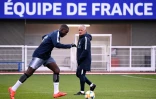 Ler sélectionneur Didier Deschamps supervise une séance d'entraînement des Bleus à Clairefontaine, le 18 mars 2019