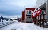Des drapeaux groenlandais sont fixés sur un bâtiment à Nuuk, au Groenland, le 14 janvier 2026