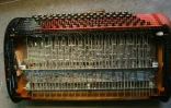 Vue des ressorts de touches d'un accordéon en cours de finition, le 14 septembre 2005 à Tulle