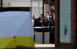 La Première ministre britannique Theresa May discute avec un responsable policier sur les lieux de l'attaque à Salisbury, le 15 mars 2018