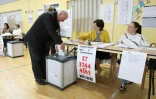 Des Irlandais votent pour les élections européennes et locales, le 24 mai 2019 à Dublin