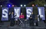 A gauche, le président américain B. Obama, au centre la climatolgue K. Hayhoe et l'acteur L. DiCaprio, lors de leur discussion dans le cadre du festival "South by South Lawn" dans les jardins de la Maison Blanche, le 3 octobre 2016 à Washington. 