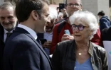 Le président Emmanuel Macron parle avec une habitant sur un marché de Dole, le 27 avril 2023 dans le Jura