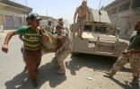 Les forces irakiennes évacuent un blessé de la vieille ville de Mossoul, le 23 juin 2017