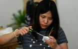 Une femme participe à un cours d'électricité organisé par l'atelier Mulan Build à Hangzhou, dans la province du Zhejiang, le 28 juin 2026 dans l'est de la Chine