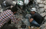 Le corps d'un homme extrait des décombres après un bombardement le 27 avril 2016 à Alep en Syrie