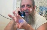Hank Skinner, un condamné à mort pour meurtre qui clame son innocence, le 25 mai 2022 au parloir de la prison de Livingston, au Texas