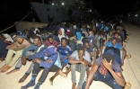 Des migrants secourus en Méditerranée le 24 juin 2018 attendent à une base navale à Tripoli