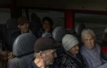 Des personnes évacuées de Vovtchansk arrivent à Kharkiv, le 12 mai 2024 en Ukraine