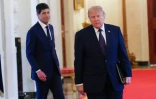 Le président des Etats-Unis Donald Trump et le président de la Réserve fédérale Kevin Warsh (gauche) marchent côté à côte, le 22 mai 2026 à Washington