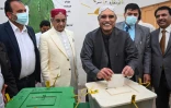 L'ancien président Asif Ali Zardari, époux de la défunte Benazir Bhutto, vote à Nawabshah, le 8 février 2024 au Pakistan