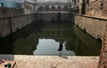 Un homme au milieu du quartier de Nizamuddin le 24 février 2016 à New Delhi 