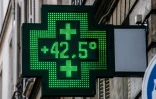 Température affichée le 25 juillet 2019 à Paris sur le panneau d'une pharmacie
