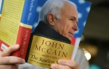 Un journaliste lit un exemplaire des mémoires de John McCain, à Washington le 10 mai 2018