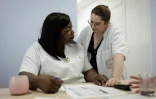 Barkissa Bance (G), responsable de l'unité d'accueil pour enfants en danger (Uaped), s'entretient avec l'infirmière Céline Cazaux (D), au centre hospitalier sud francilien de Corbeil-Essonnes, le 30 juin 2026