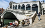 Terrasse de café au bord du Grand Canal et du pont Rialto, le 18 mai 2020 à Venise