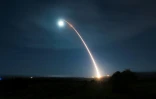 Photo fournie par l'armée américaine montrant le lancement d'un missile balistique intercontinental non armé lors d'un essai, le 5 février 2020 depuis la base de l'armée de l'air de Vandenberg, en Californie