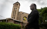 Albertine Mukakamanzi devant l'église de Kibuye dont le prêtre, son oncle, a été jeté du haut du clocher en 1994. Le 3 décembre 2020
