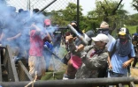 Un manifestant tire avec un mortier artisanal lors de heurts pendant la "marche des fleurs", le 30 juin 2018 à Managua, au Nicaragua